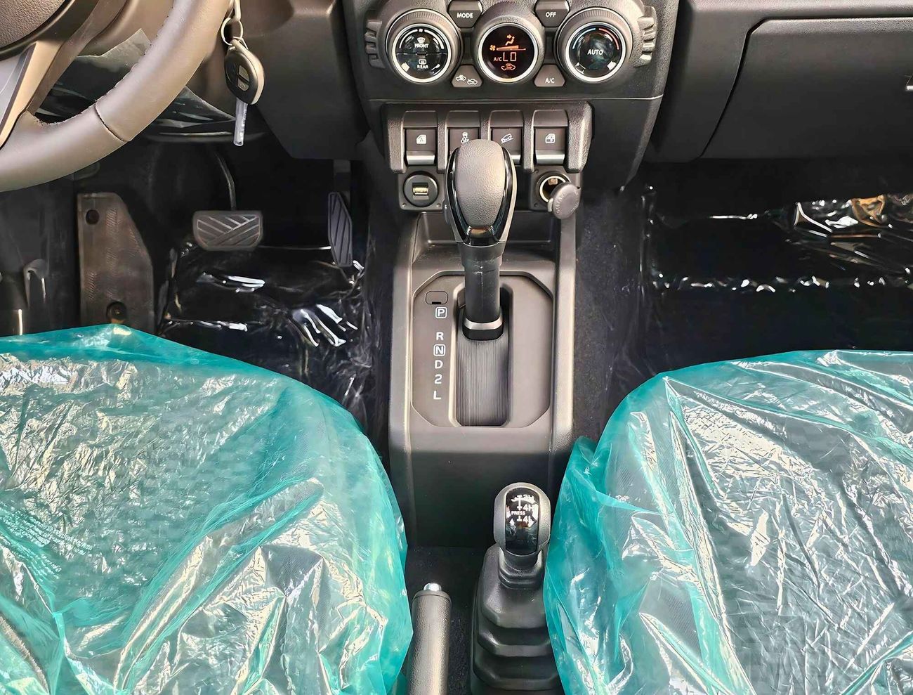 سوزوكي جيمني GLX / ALL GRIP OF ROAD / 1.5L V4 / A/T /  9" DISPLAY / 4X4 (CODE # 68007)