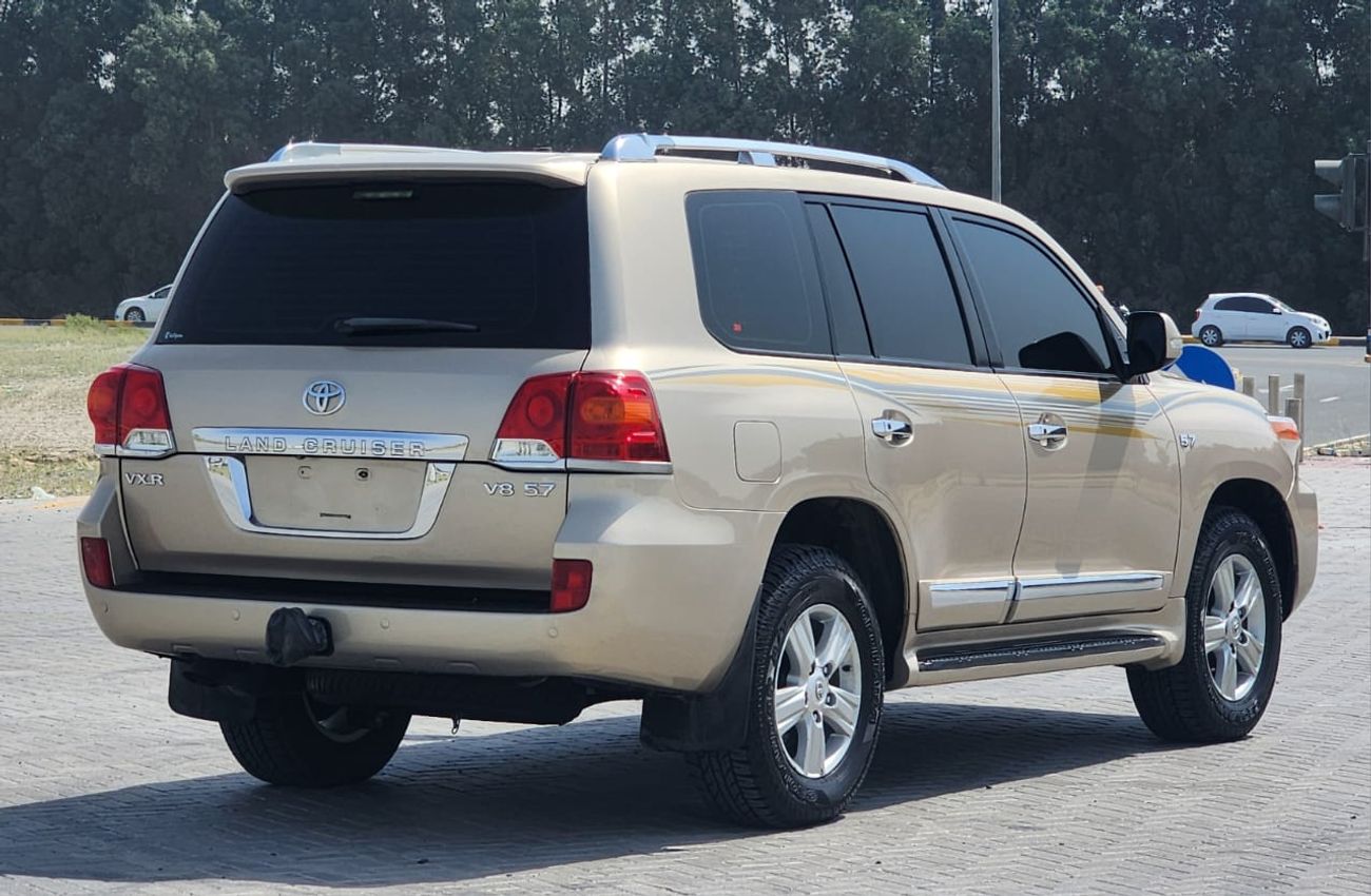 Toyota Land Cruiser VXR 5.7 L