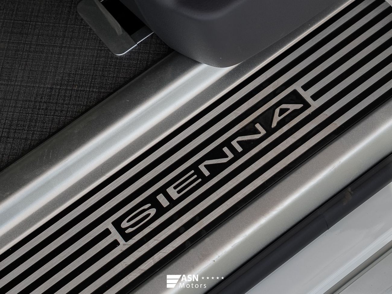 Toyota Sienna 2.5L Dual-Engine 2WD Comfort Edition 2025 (Export Price)