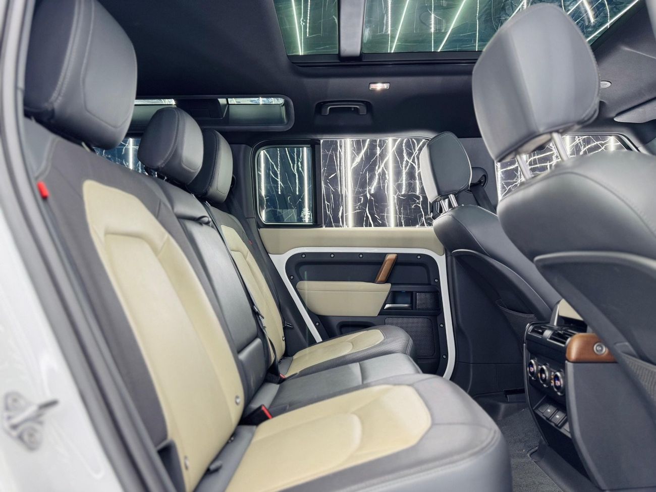 لاند روفر ديفندر P400 110 X-Dynamic SE 3.0L (7 Seater)