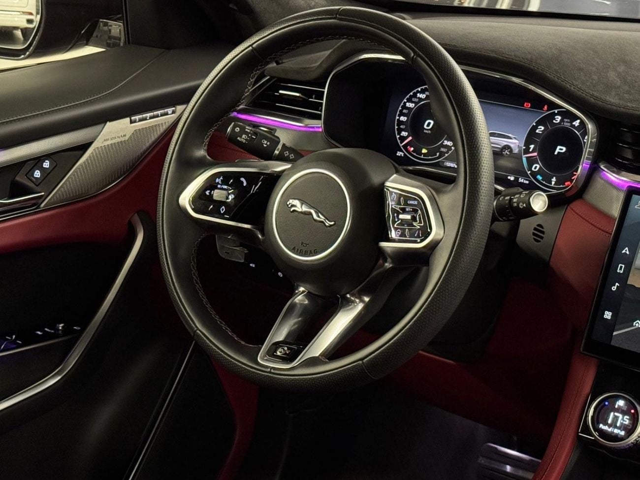 جاكوار F بيس SVR 5.0L