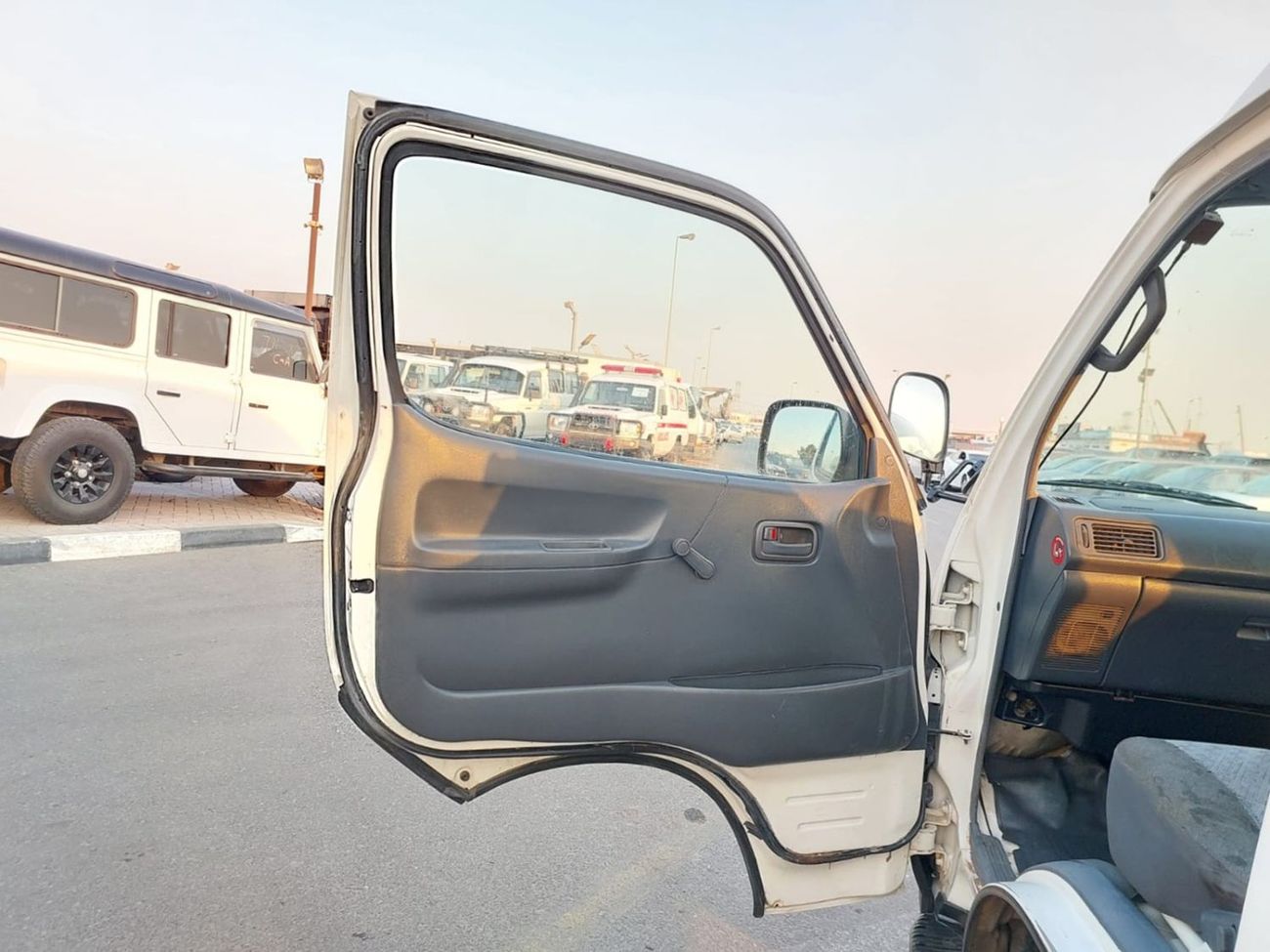 تويوتا هاياس TOYOTA HIACE COMMUTER VAN RHD 2004 MODEL 3.0 L DIESEL MANUAL(PM20757)