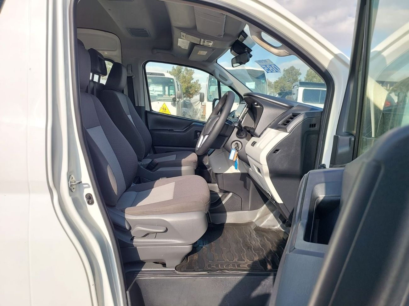 Toyota Hiace TOYOTA HIACE COMMUTER VAN RHD 2020 MODEL 2.8 L DIESEL AUTOMATIC(PM14152)