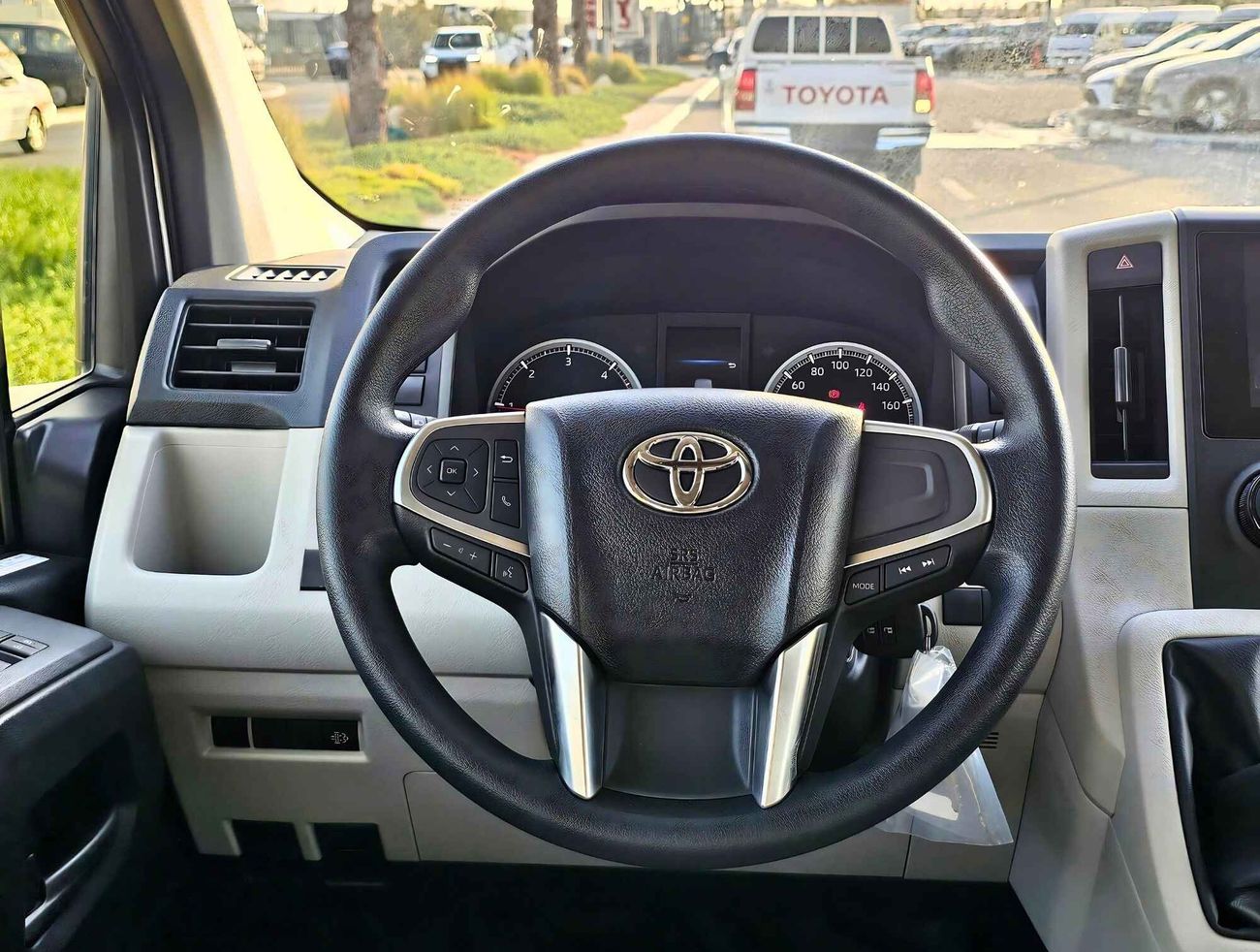 Toyota Hiace / 2.8L M/T / PASSENGER, HIGHROOF, DIESEL, DX, BLACK BUMPER / Code#68059