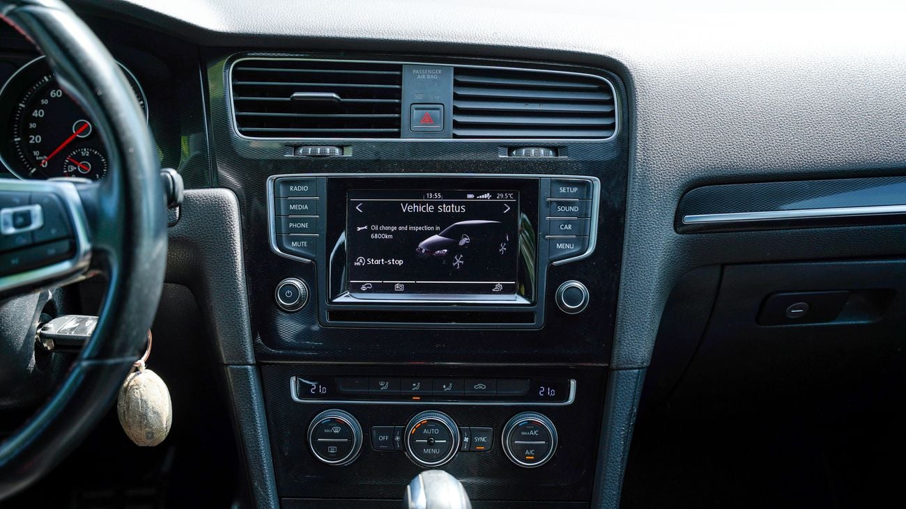 Volkswagen Golf GTI P1 2.0L (220 HP)