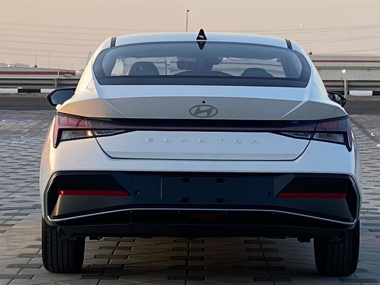 هيونداي إلانترا هيونداي النترا CN 7 LUXURY موديل: 2024 الممشي : 0  السعر : 77.000 درهم  مواصفات خليجية  فل اوبشن  4