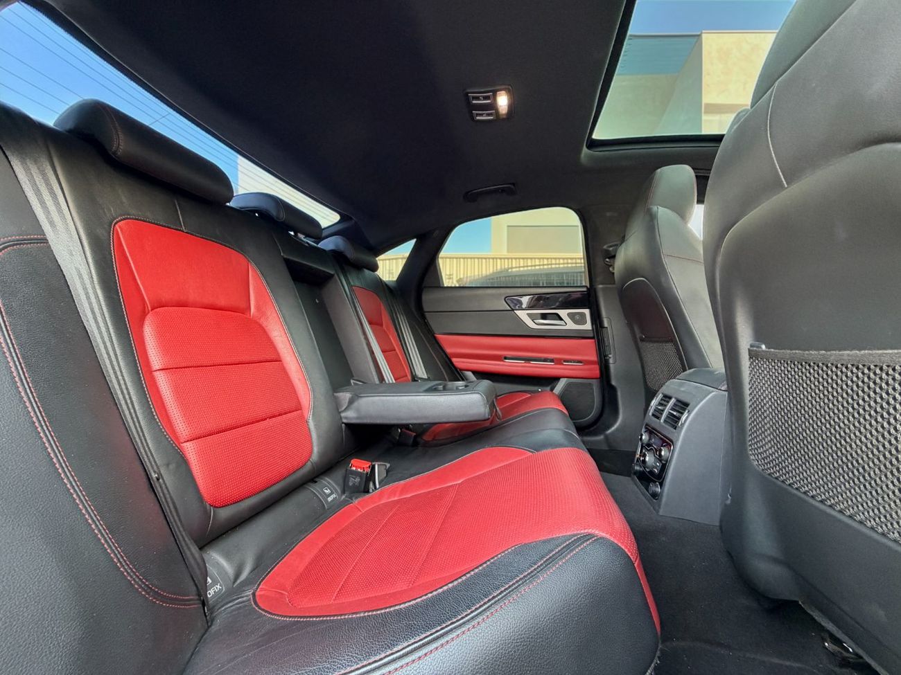 Jaguar XF R-Sport 2.0L Sedan JAGUAR XF R-SPORT | 2016 | GCC SPECS | 2.0L TURBO | AED 35,000