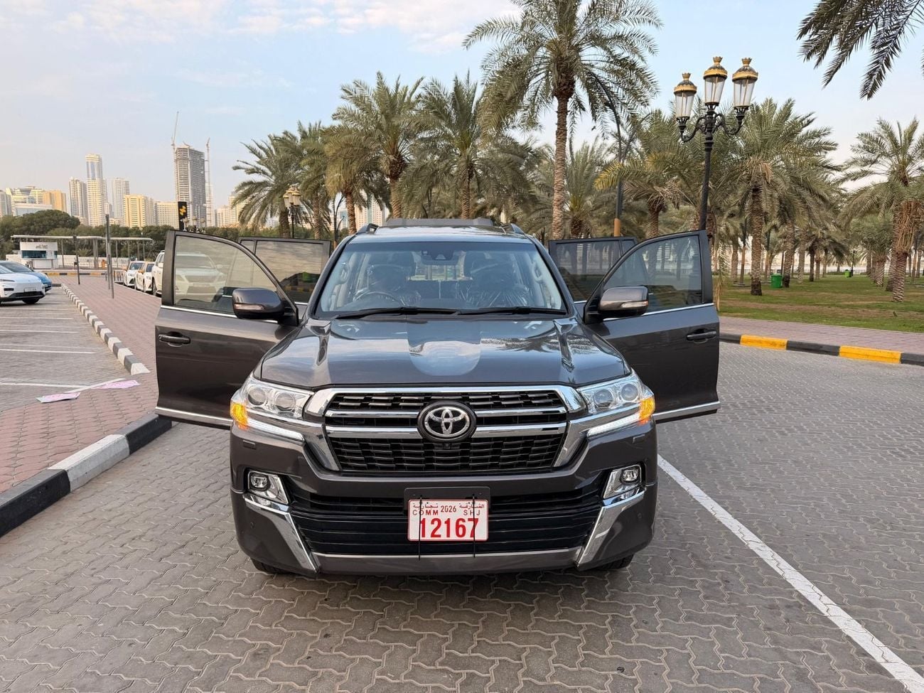 تويوتا لاند كروزر VXR Genuine Right Hand Drive