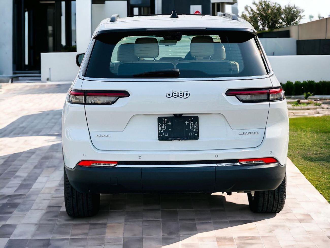 Used Jeep Cherokee AED1,100 PM JEEP GRAND CHEROKEE 2017 LIMITED 4X4