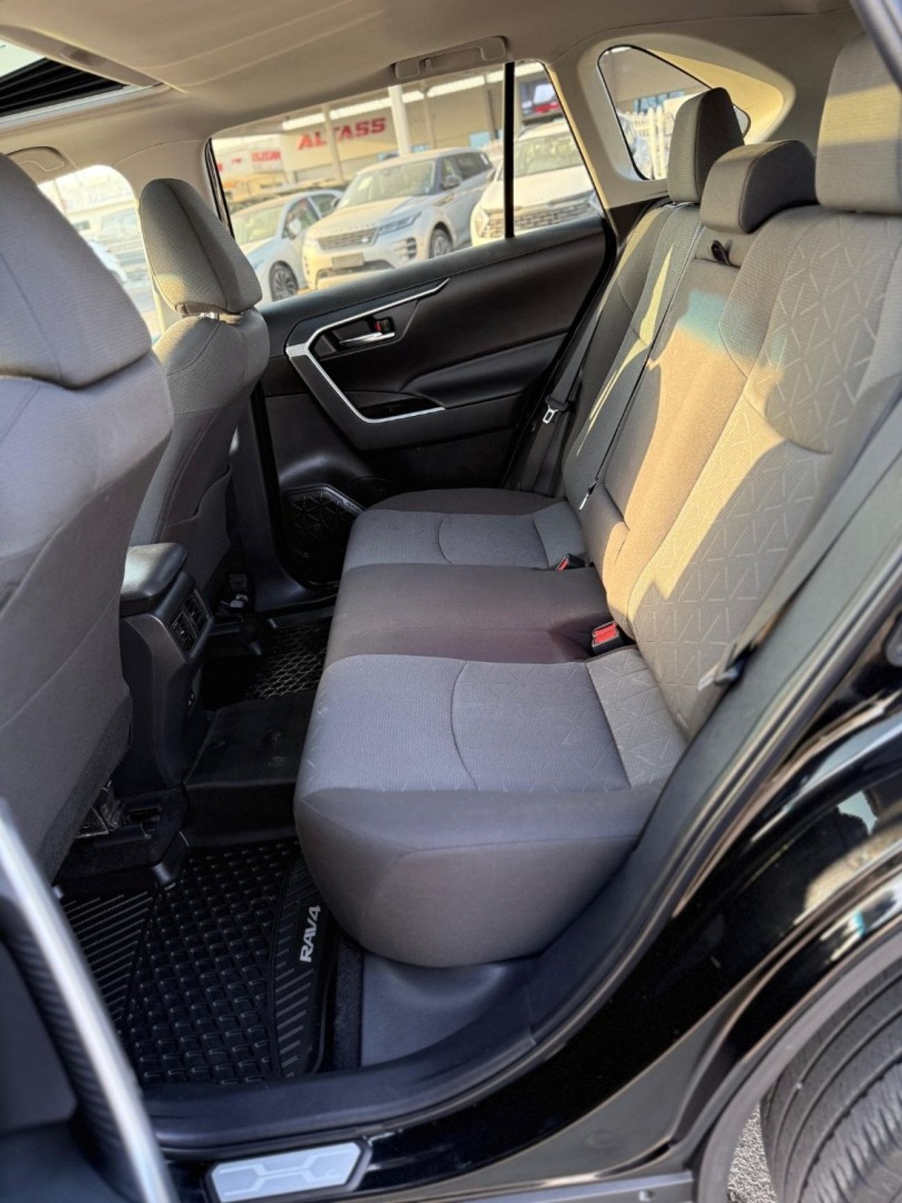 Toyota RAV4 XLE 4WD Full Option Sunroof, push start leather seats