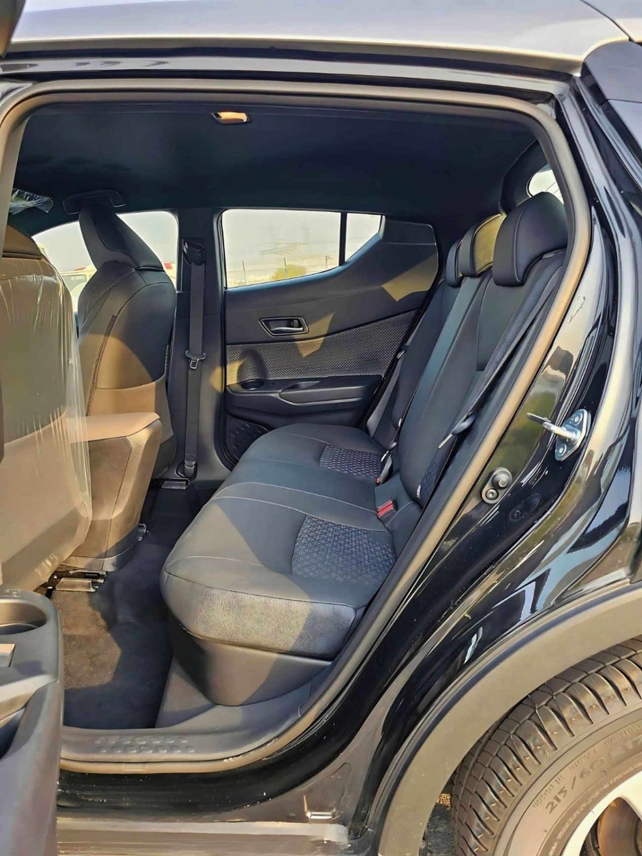 تويوتا CHR LUXURY / DUAL TONE / 1.8L HYBRID / PUSH START / LEATHER SEATS / FULL OPTION / CODE#68013