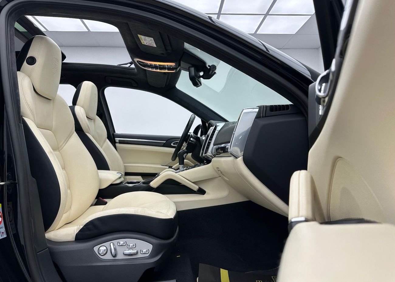 Porsche Cayenne Turbo S 4.8L (570 HP) 2016 Porsche Cayenne Turbo S, Service History, Carbon Fiber Interior, Excellen