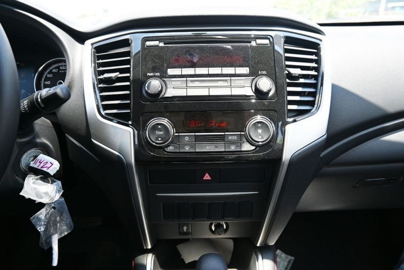 ميتسوبيشي L200 ميتسوبيشي L200 ديزل فل أوبشن أوتوماتيك 2.4 لتر أبيض من الخارج أسود من الداخل