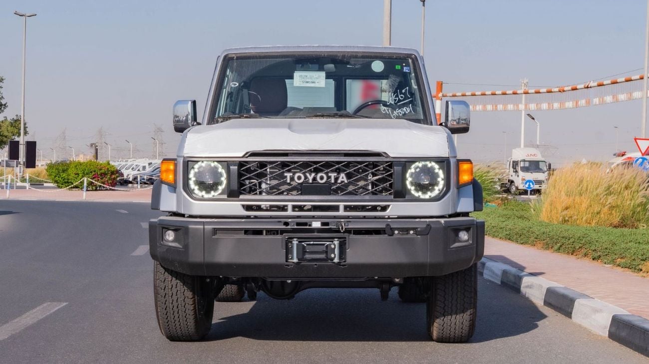 تويوتا لاند كروزر 70 2026 Toyota Land Cruiser LC71 4.0L AT Petrol Full Option (Silver-Brown)