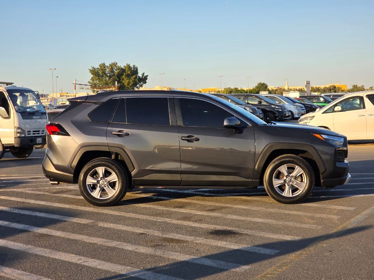 Toyota RAV4 2.5L XLE Full option Sunroof , Push button and Trunk automatic