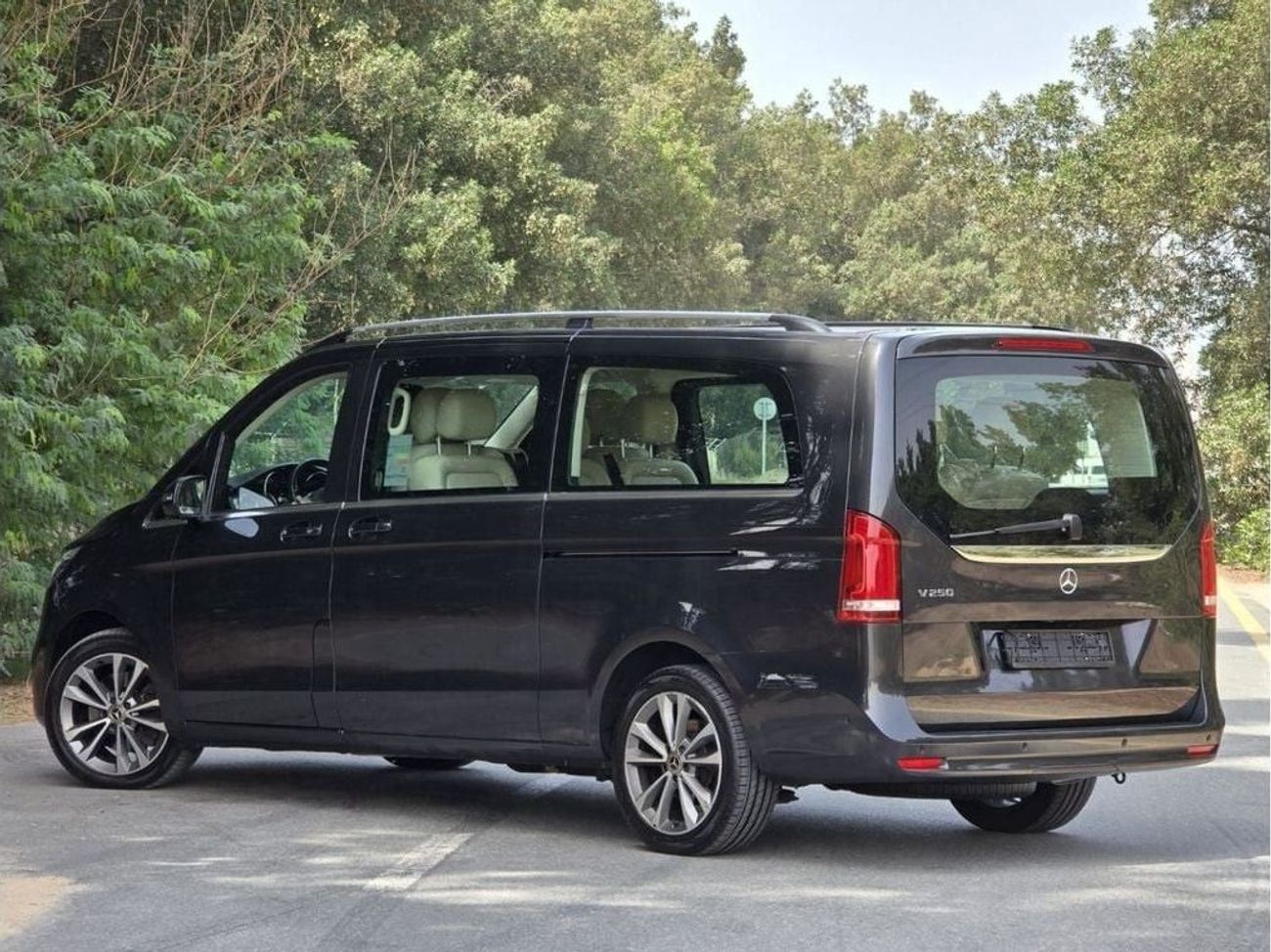 Mercedes-Benz V 250 Std 2.1L MERCEDES V-250 2022 GCC FULL OPTION // ACCIDENT FREE // PERFECT CONDITION