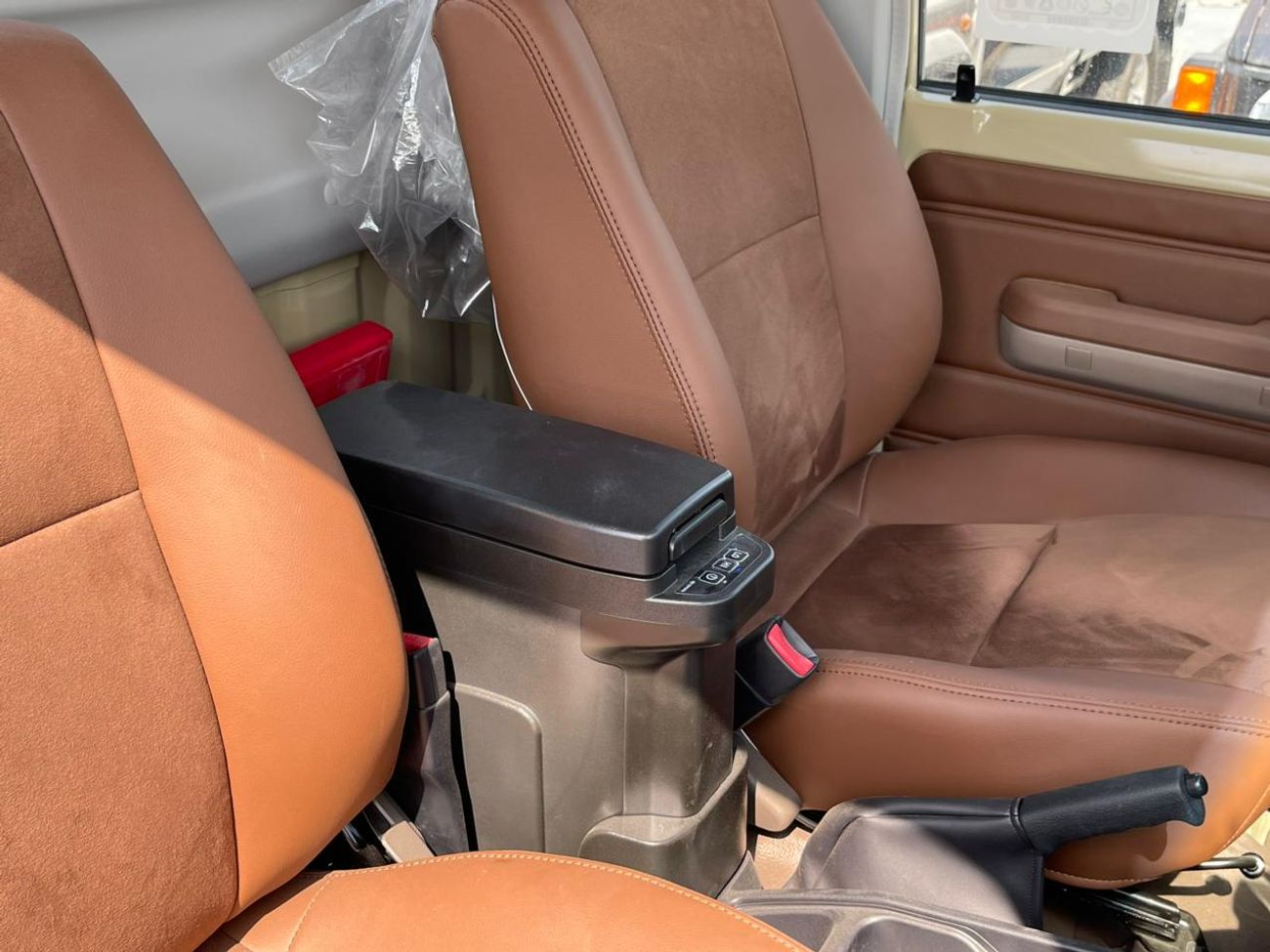 Toyota Land Cruiser Pick Up Toyota LAND CRUISER SC AT PETROL 4.0L WIN-DIFF-COOLBOX