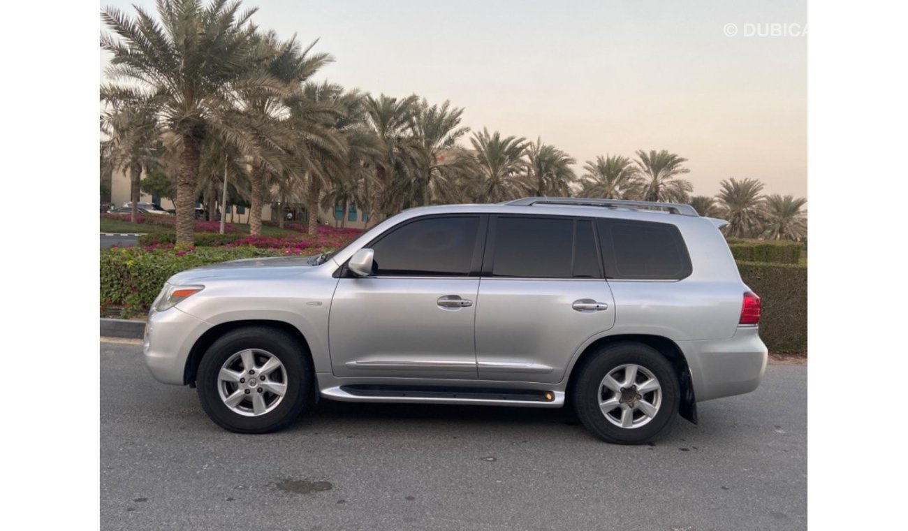 Lexus LX 570 exus LX 570 model 2011  G cc full options accident free original pant very very good condition clean