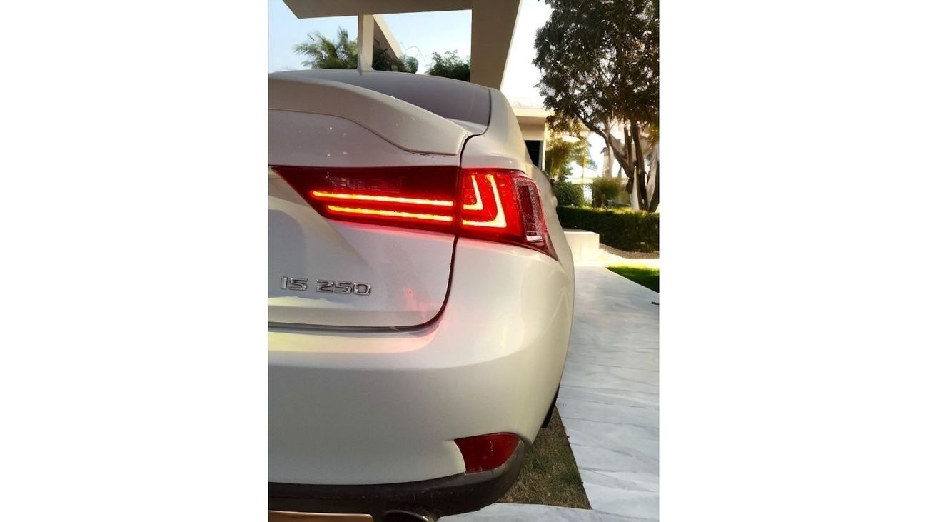 Lexus IS250 Prestige LEXUS IS 250  LADY DRIVEN  FULL SERVICE HISTORY FROM AGENCY  FIRST OWNER IN UAE