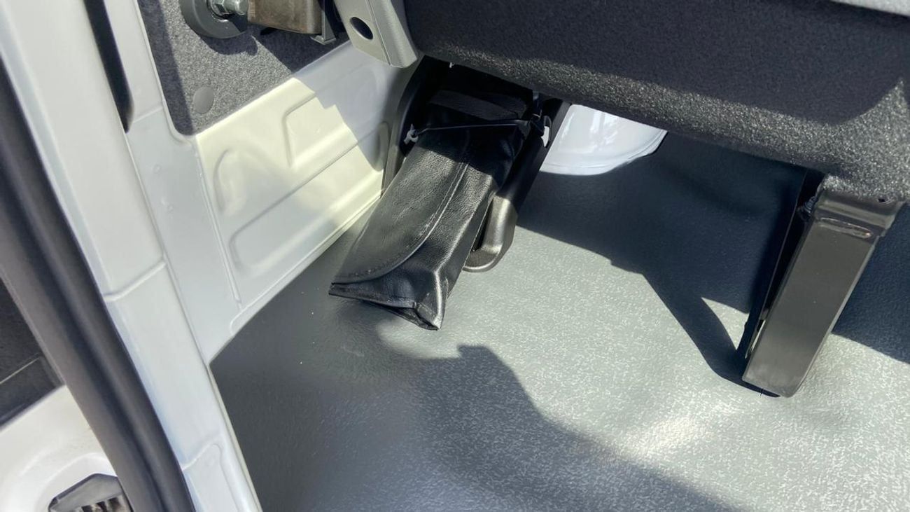 Toyota Hiace TOYOTA HIACE 2.8 DIESEL DX MANUAL TRANSMISSION