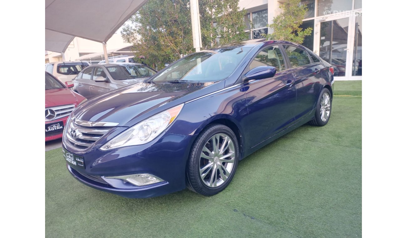 Hyundai Sonata 2012 model, cruise control, fm radio wheels, in excellent condition