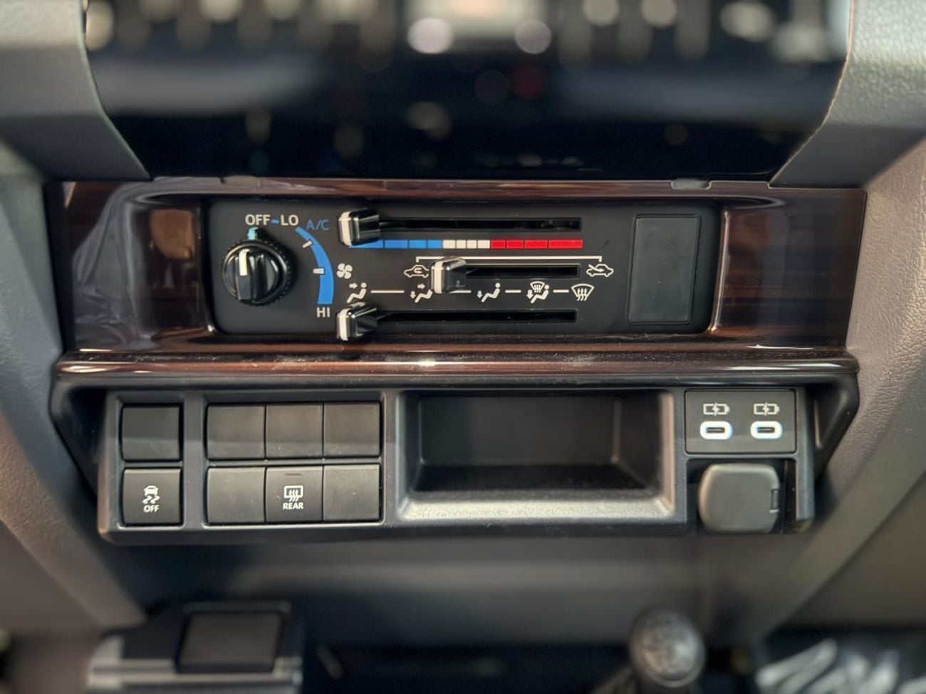 تويوتا لاند كروزر 70 LX LC76 STD Std 4.0L AWD