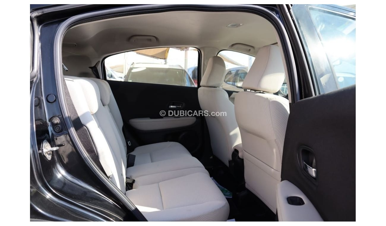 هوندا HRV EX خالية من الحوادث - خليجي - رقم 2 - صبغة وكالة - مكينة 1800 سي سي  - بحالة الوكالة من الداخل والخا