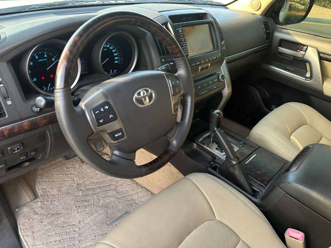 تويوتا لاند كروزر VXR V8