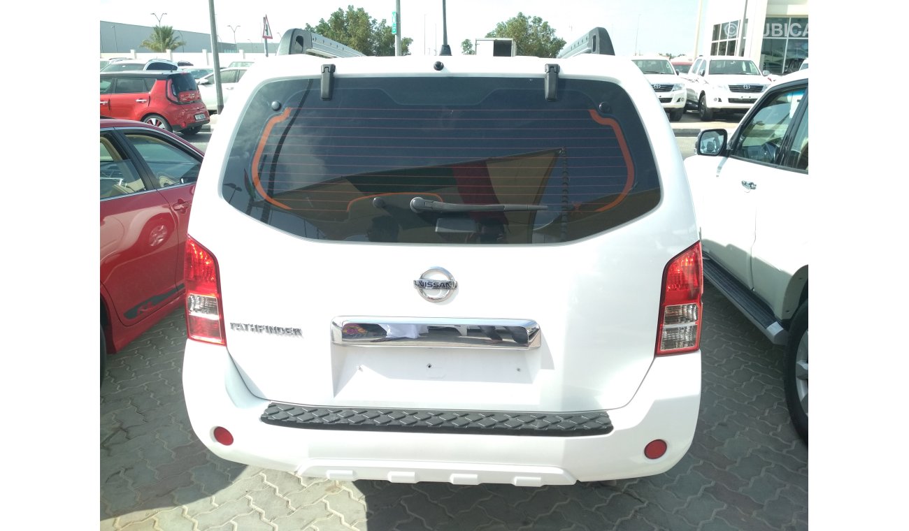 Nissan Pathfinder 2014 WHITE GCC NO ACCIDENT PERFECT