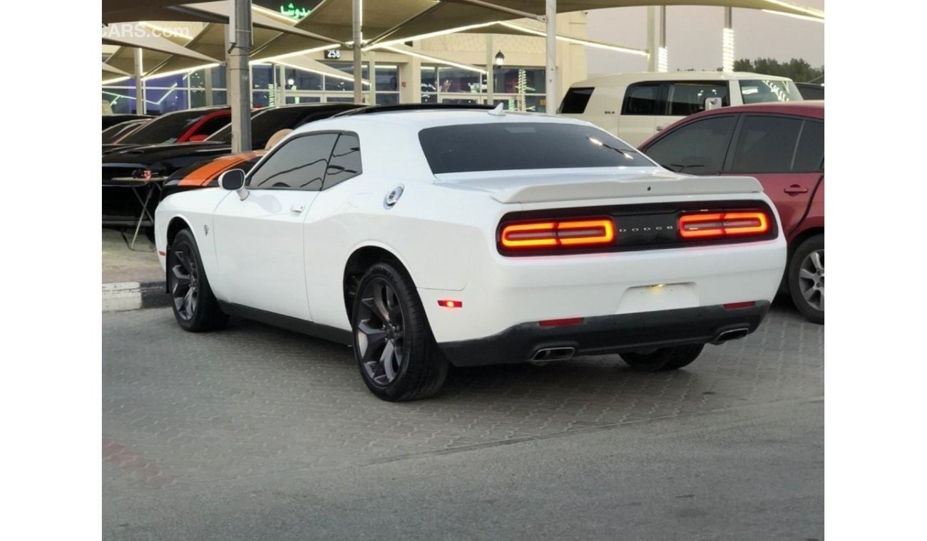 Dodge Challenger SXT make/ Dodge Challenger  model / 2018 Full option with sunroof +radar color / white  engine size