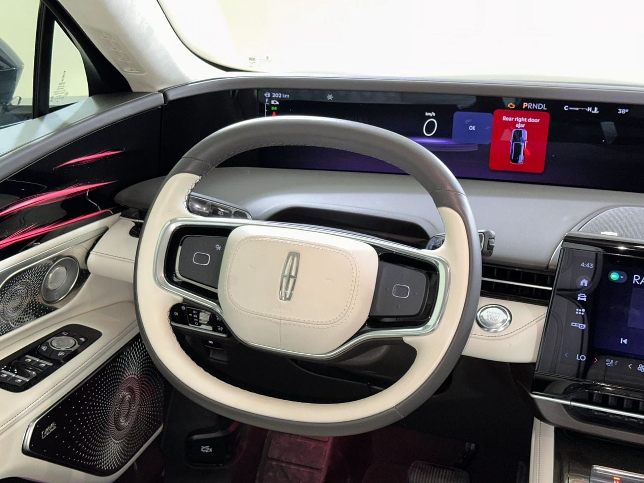 لينكولن ناوتيلوس PRESIDENTIAL HYBRID / NAU925H/ AL TAYER MOTORS /AL QOUZ SHOWROOM