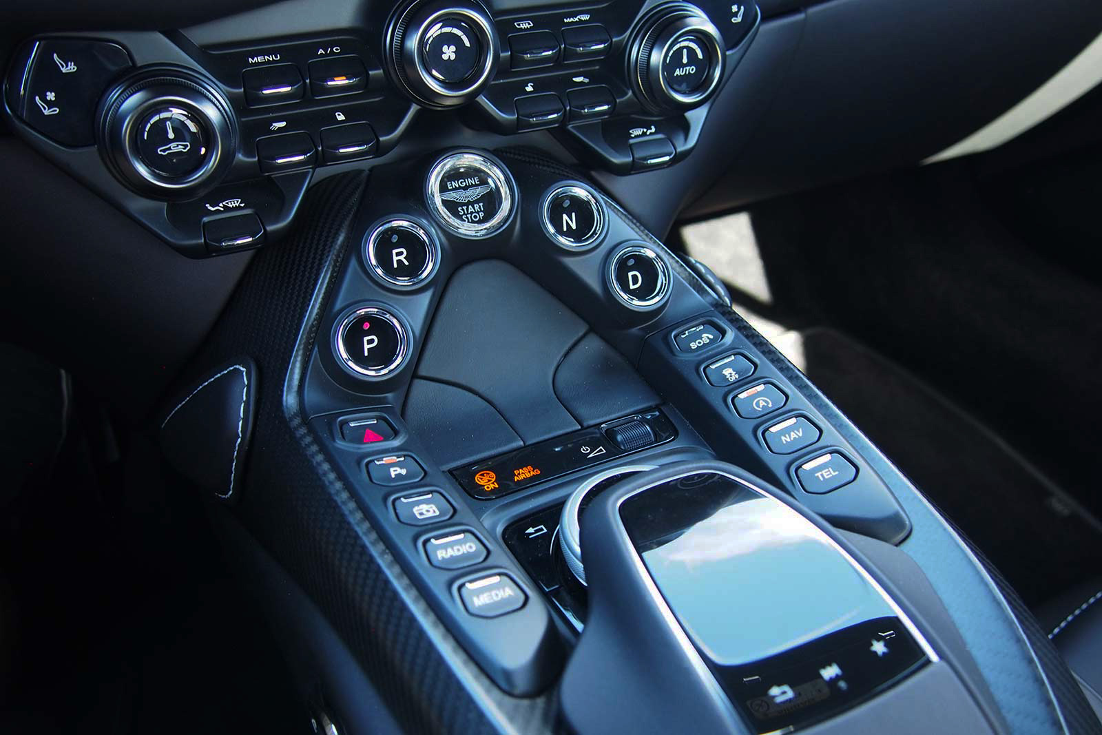 Aston Martin Vantage interior - Controls