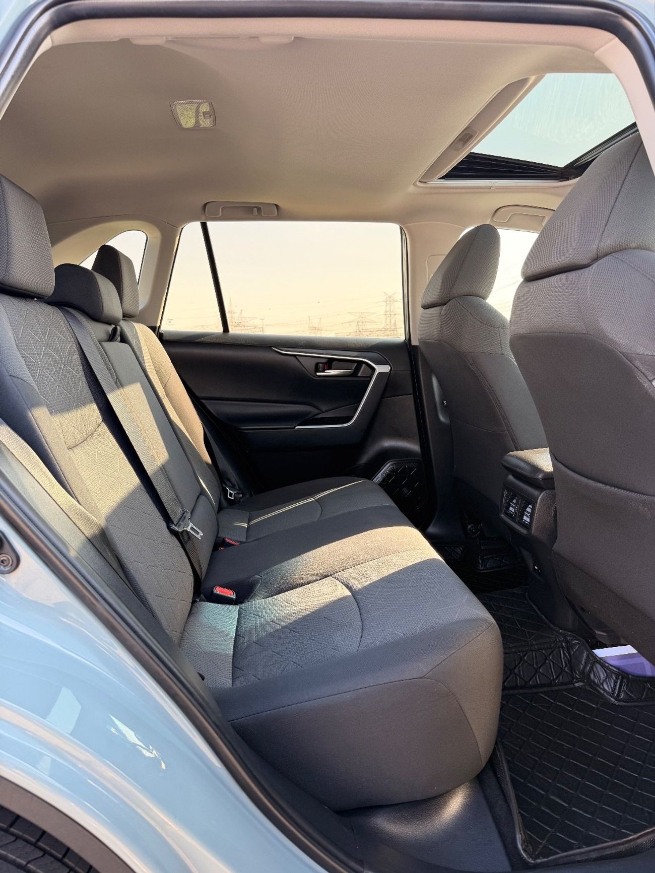 Toyota RAV4 XLE 2.5 L Full option Sunroof, push start