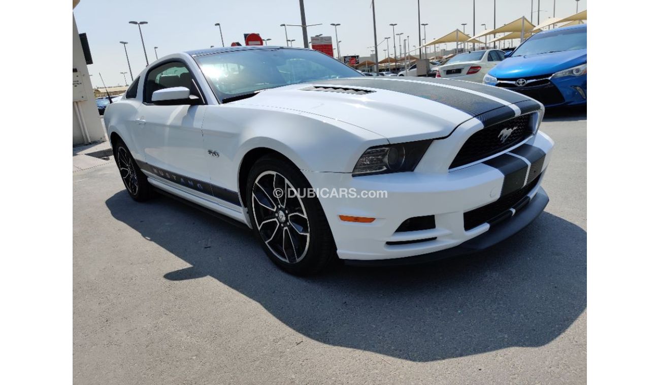 Ford Mustang 2014 model GT 5.0 Full options panorama roof Gulf specs