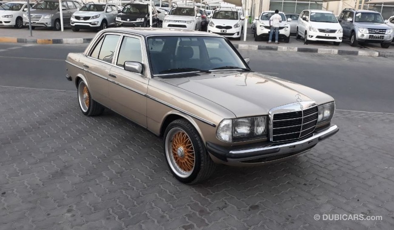 مرسيدس بنز 230 1984 Mercedes Full options with sunroof A.C. Manuel Gear