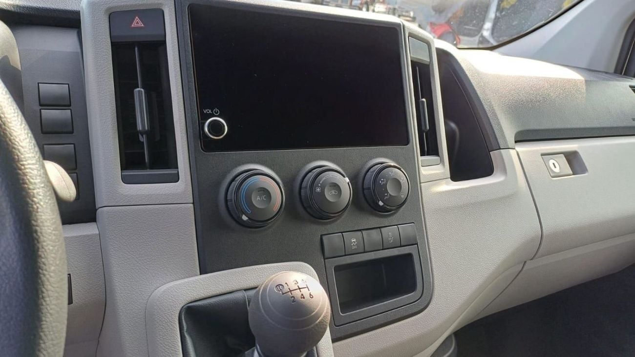 Toyota Hiace Van High Roof 2.8L (174 HP) M/T