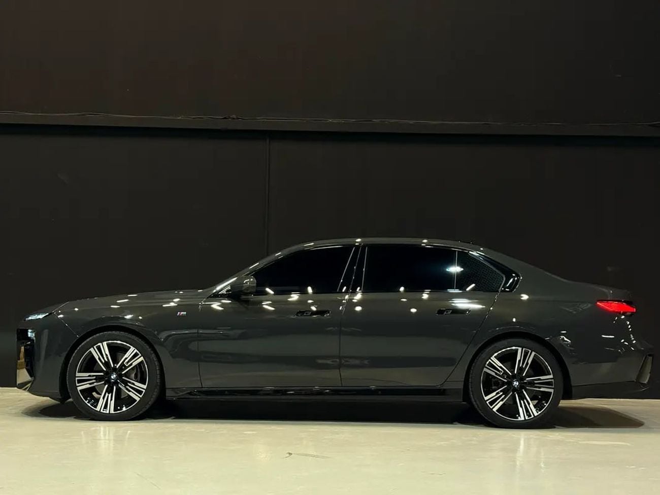 بي أم دبليو 740i 740i MSPORT | GCC SPEC | WARRANTY