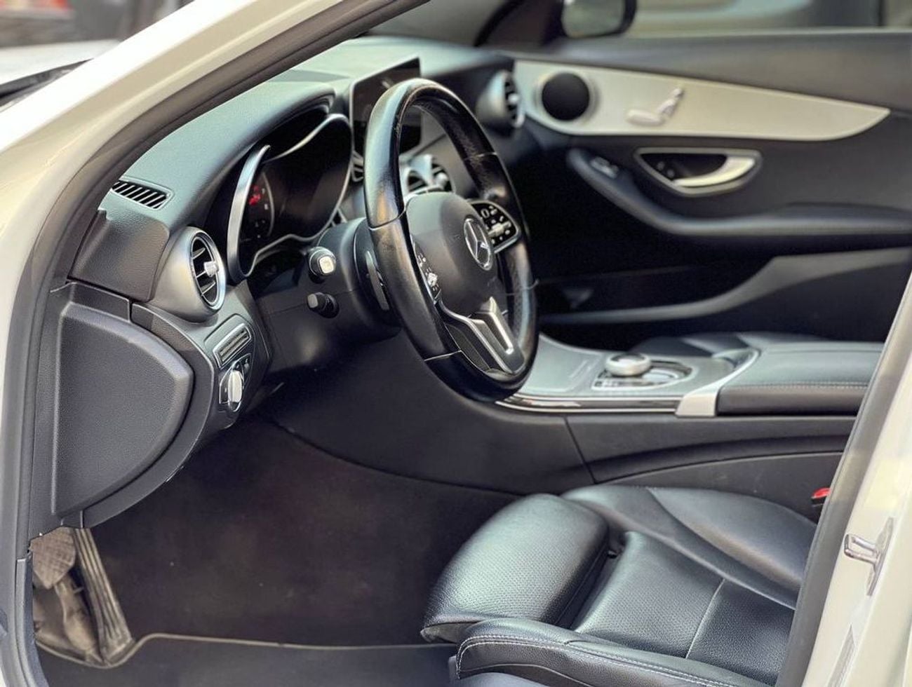 Mercedes-Benz C 300 Luxury 2.0L // 2019 //  High Option With AMG Kit ,  Sunroof , Car Play , Very Good Condition