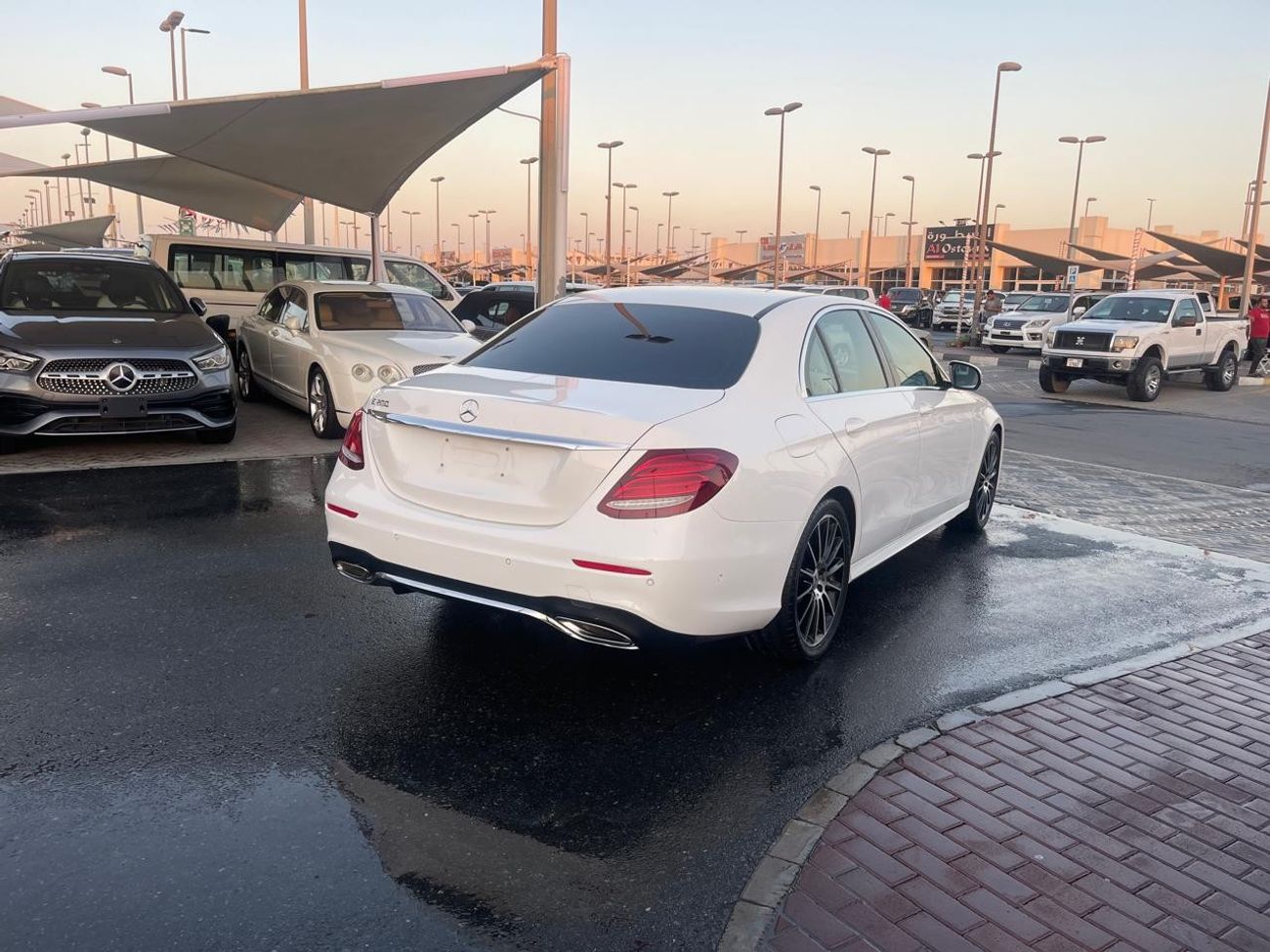 Mercedes-Benz E200 Mercedes E 200 Gulf 2017 in excellent condition, fully equipped
