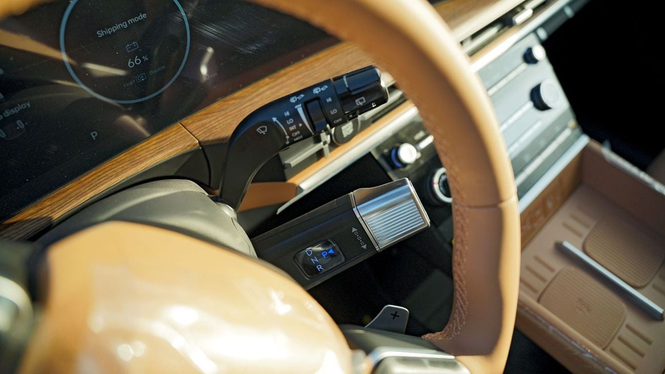 هيونداي سانتا في 2.0T - 5 Seater SUV - 2 Sunroof - Power Seats - 12.3" Screen - 20'' Alloy Wheels