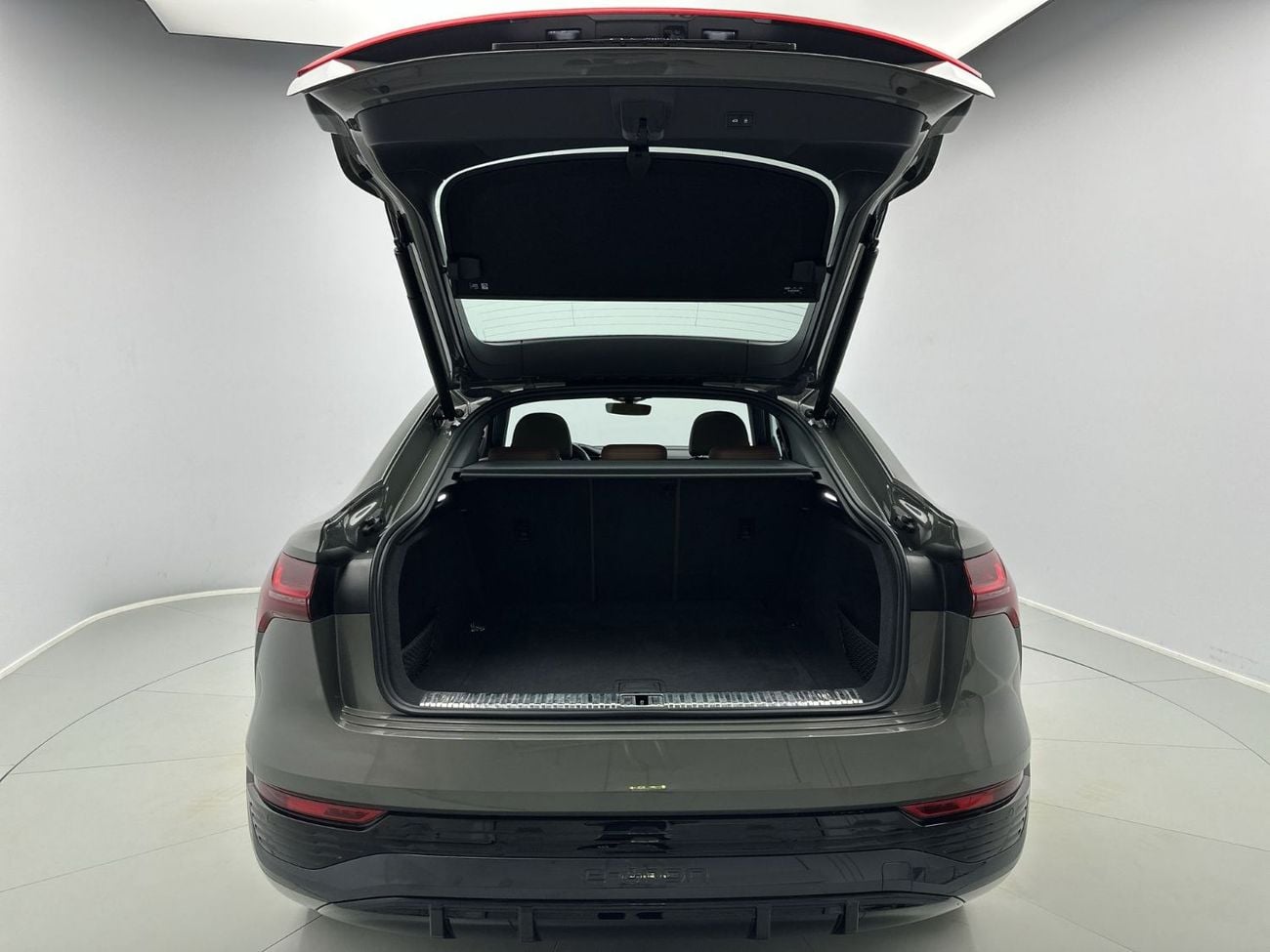 أودي Q8 إي ترون 55 quattro S Line Sportback 408hp Progress (Ref# 017547)