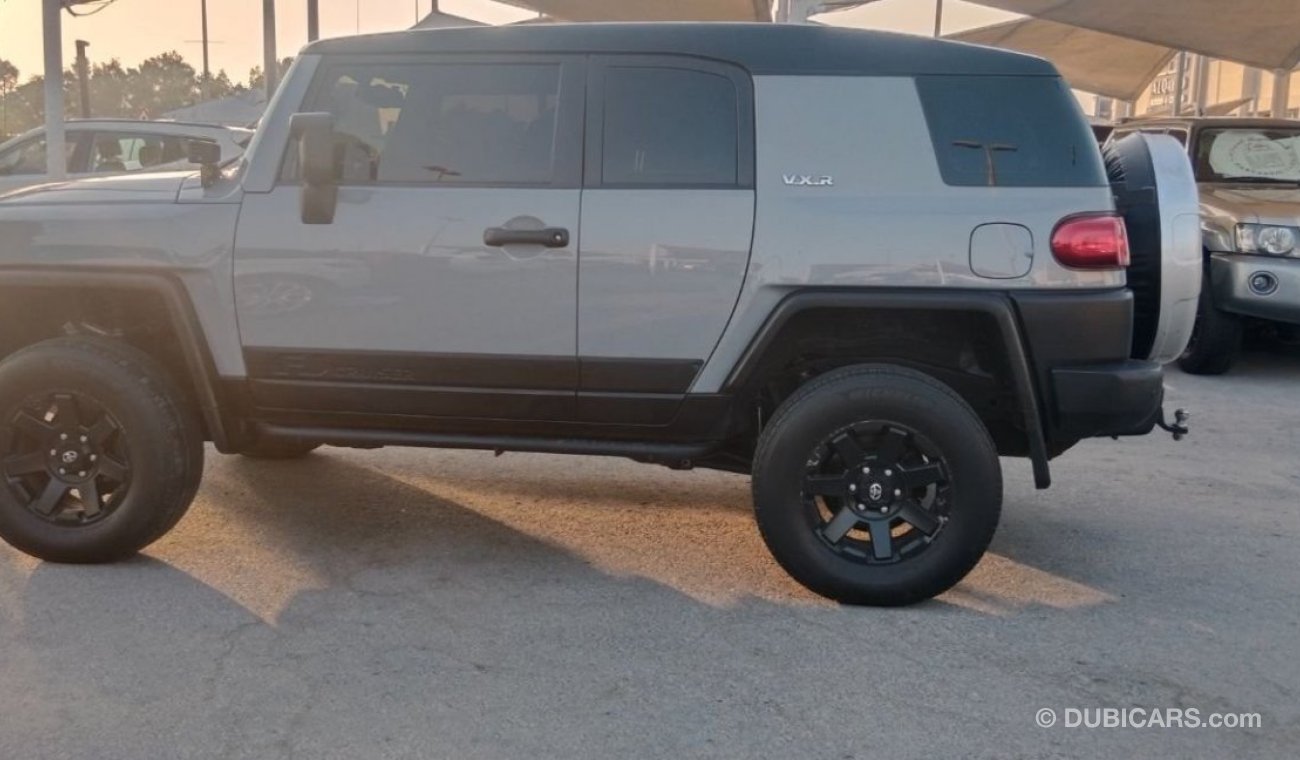 Toyota FJ Cruiser VXR Car is very clean no accident original paint car is like new
