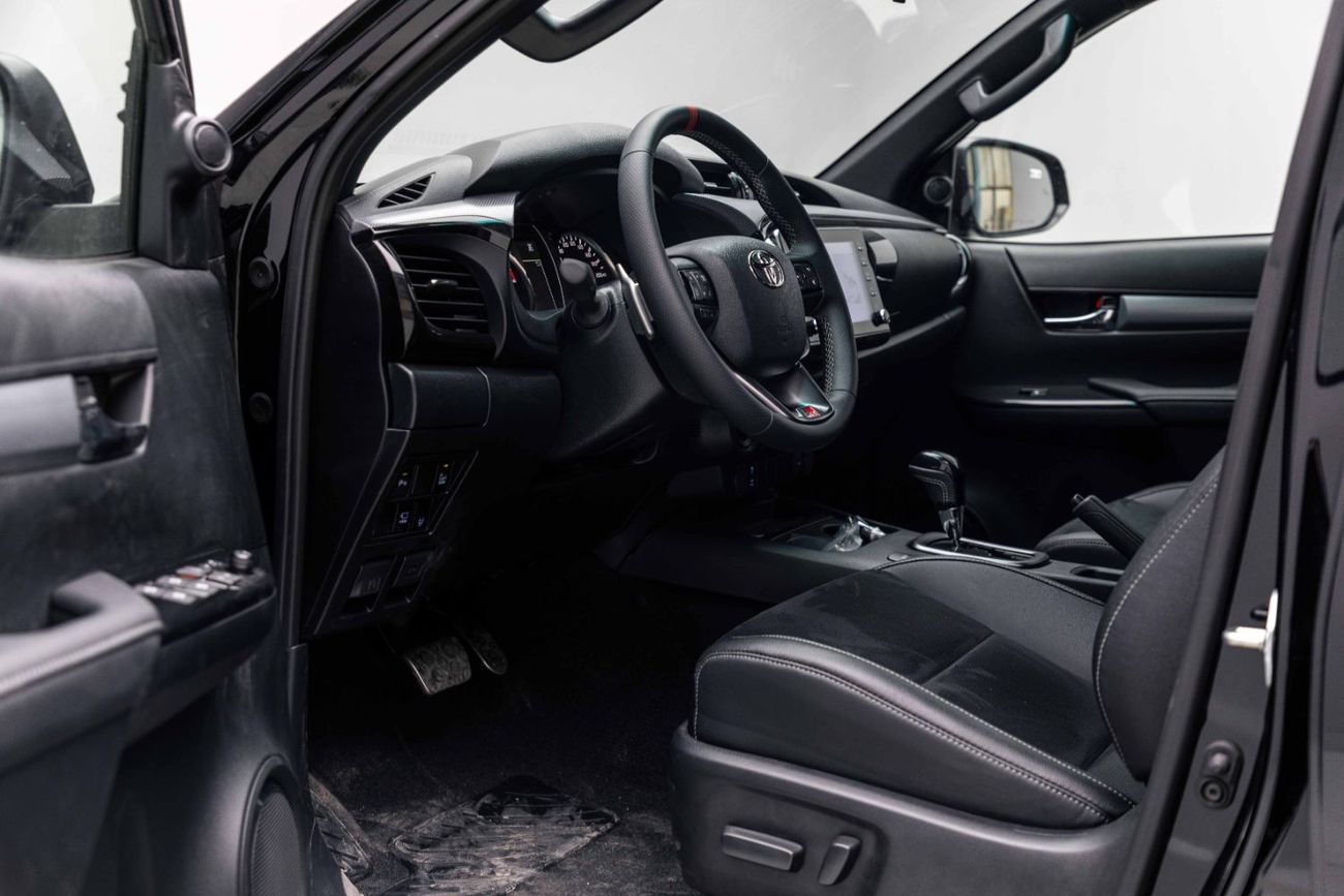 تويوتا هيلوكس 4.0L - Attitude Black Inside GR-S White | Export Only