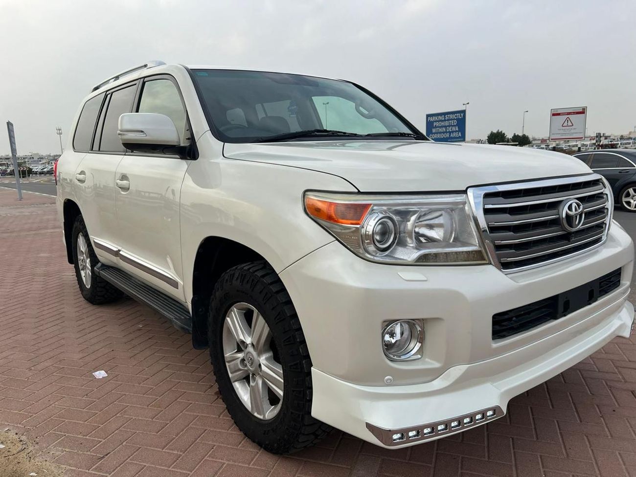 تويوتا لاند كروزر Landcruiser Sahara white colour with black interior RHD Diesel 8 seaters