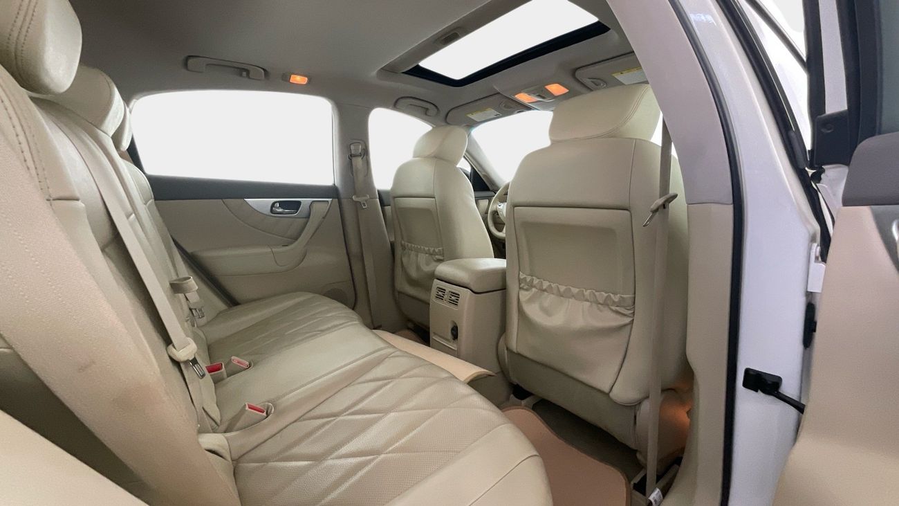 Infiniti QX70 Luxury / Luxe Sensory | upto AED 20,000 Ramadan Discount | Guaranteed Warranty | 0 Down Payment