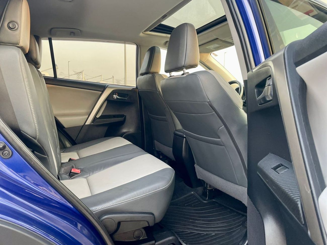 Toyota RAV4 2015 Toyota Rav4 Limited Edition 2.5L V4 - AWD 4x4 - Full Option BSM Radar & Trunk Auto - 139,000 Mi