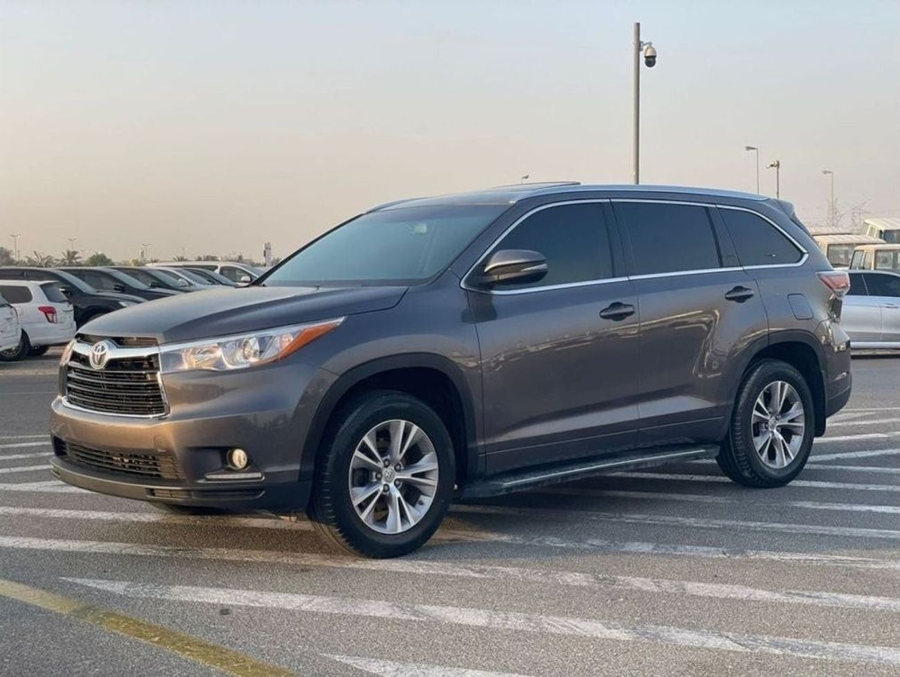 تويوتا هايلاندر 2014 Toyota Highlander XLE 3.5L V6 Full Option 7 Seater  With Side Steps - 90,000 mileage