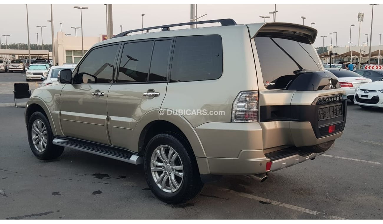 ميتسوبيشي باجيرو موديل 2017 خليجي فل مواصفات فتحه سقف وكراسي جلد ومثبت سرعه وتحكم كهربي كامل ونظام صوت ممتاز وكاميرا 