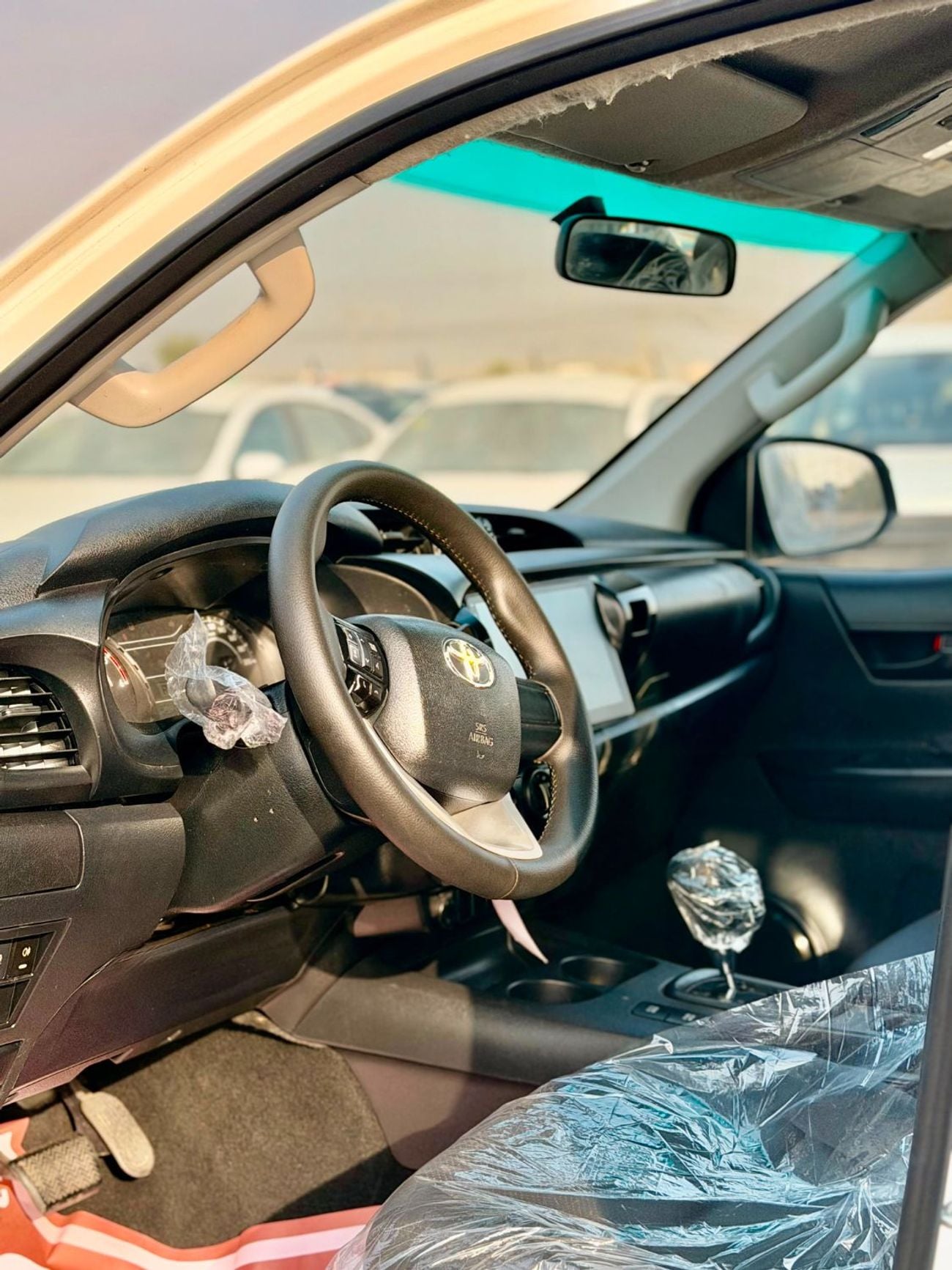 تويوتا هيلوكس 2018Model 2.8 Diesel Engine 4x4 colour white Transmission Automatic Interior.Black leather seats 5se