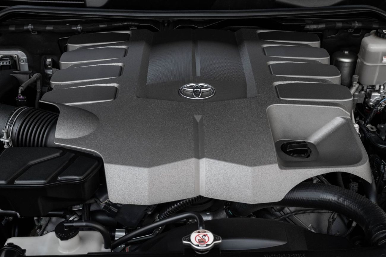 Toyota Land Cruiser GXR Grand Touring V8 | 4,211 P.M | 0% Downpayment | Immaculate Condition!